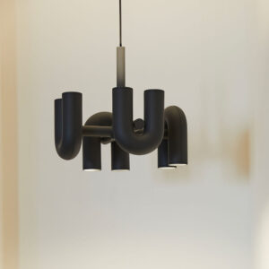 Suspension contemporaine en aluminium noir, luminaire design avec têtes orientables, éclairage suspendu pour salon et chambre, lustre minimaliste moderne.